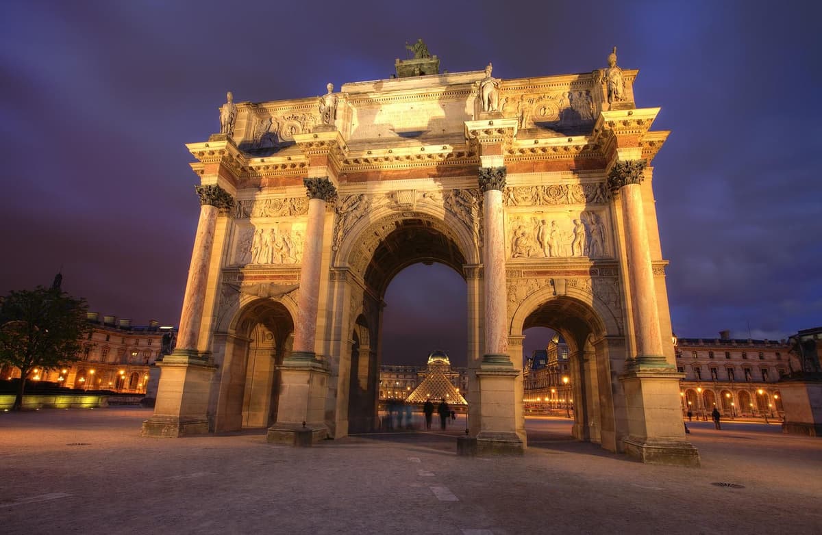 Paris: Louvre Night Tour with Private Live Guide
