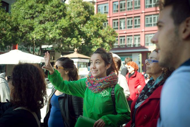 Guía enseñando algo a los viajeros durante un guruwalk en Madrid, España