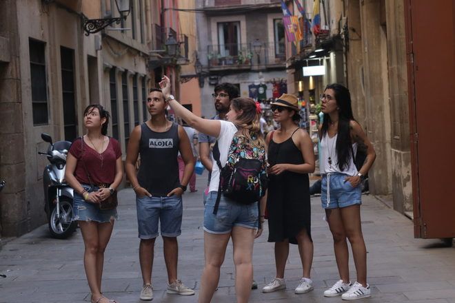 Guide explaining something to travelers during a free tour in Barcelona, Spain with GuruWalk.