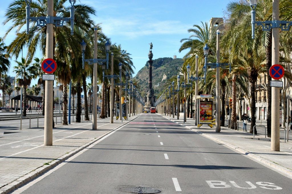 Viajar a Barcelona en avión, en barco, en tren, en autobús o en coche